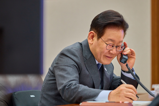 타밈 카타르 국왕 정상 통화하는 이재명 대통령