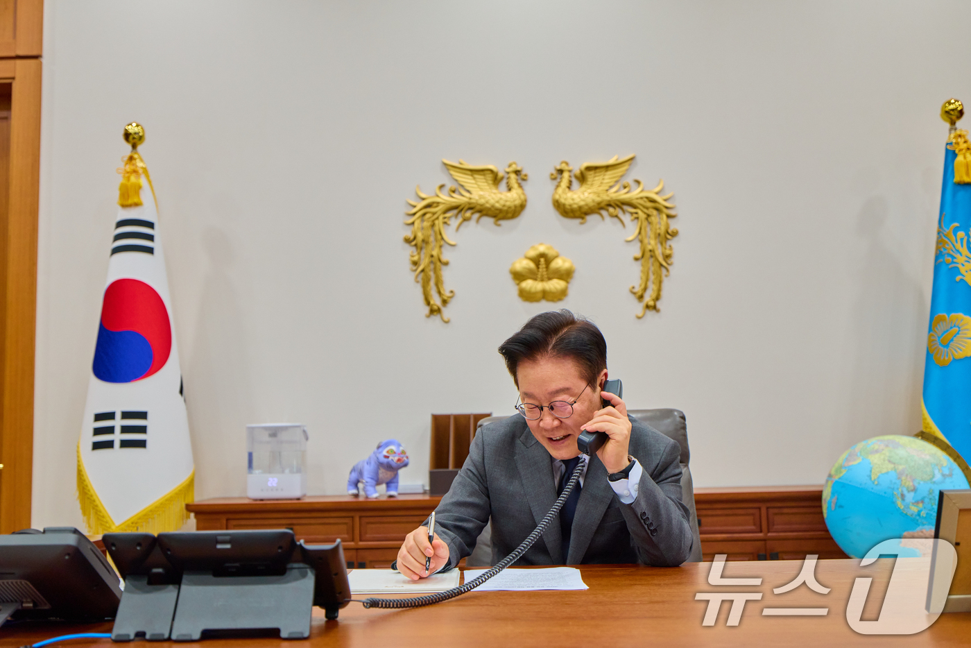 (서울=뉴스1) 허경 기자 = 이재명 대통령이 20일 서울 청와대에서 타밈 빈 하마드 알 싸니 카타르 국왕과 전화 통화를 하고 있다. (청와대 제공. 재판매 및 DB 금지) 202 …