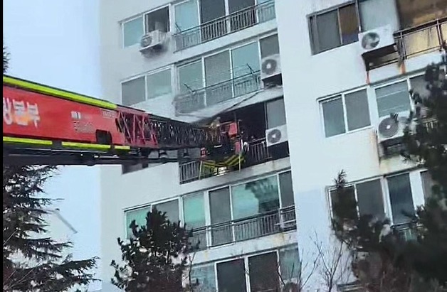아파트 화재에 세 딸 고립…윗집 베란다 타고 내려와 구한 엄마