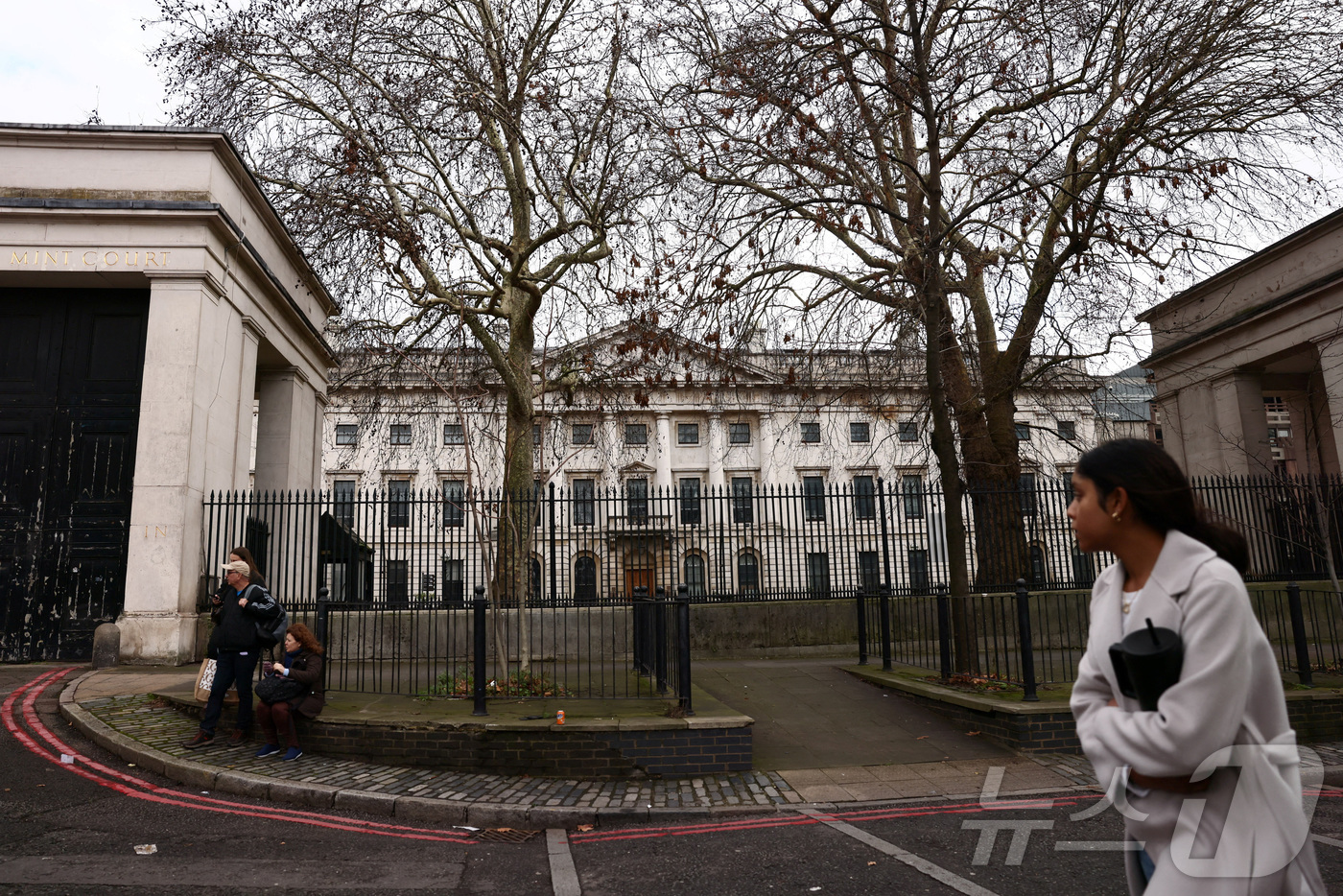 (런던 로이터=뉴스1) 김지완 기자 = 20일(현지시간) 영국 런던의 로열 민트 코트 앞을 한 시민이 걸어가고 있다. 이날 영국 정부는 로열 민트 코트에 약 5만 5000㎡ 면적의 …