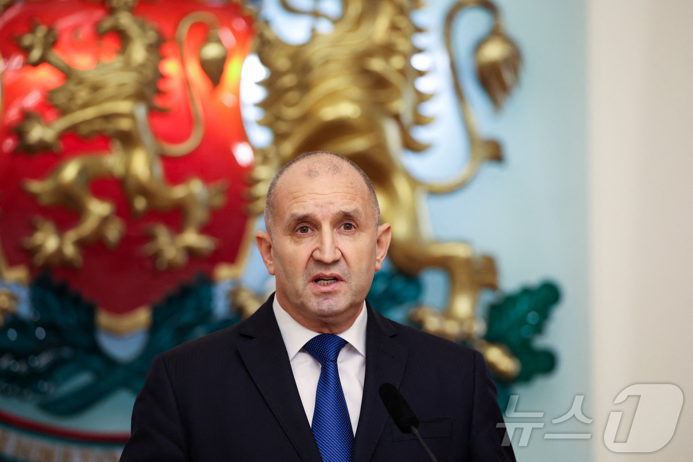 (소피아 로이터=뉴스1) 김지완 기자 = 19일(현지시간) 루멘 라데프 불가리아 대통령이 수도 소피아에서 대국민 연설을 통해 자신의 사임을 발표하고 있다. 2026.01.19ⓒ 로 …