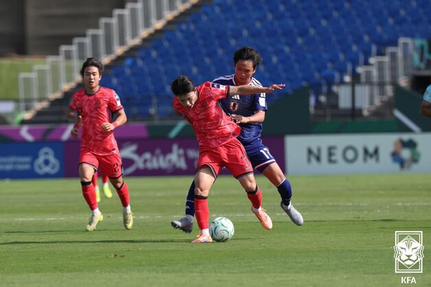 본문 이미지 - 20일(한국시간) 사우디아라비아 제다의 킹 압둘라 스포츠 시티 홀 스타디움에서 열린 2026 아시아축구연맹(AFC) 23세 이하(U-23) 아시안컵 한국과 일본의 4강전에서 대한민국 배현서가 수비하고 있다. (대한축구협회 제공. 재판매 및 DB 금지) 2026.1.20/뉴스1