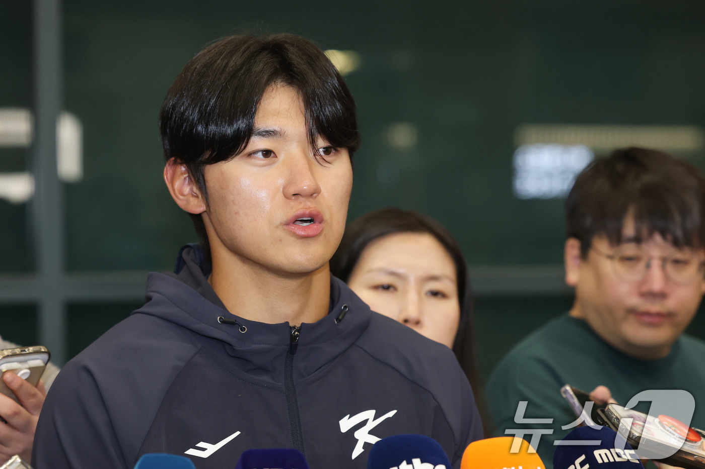 (인천공항=뉴스1) 이광호 기자 = 류지현 감독이 이끄는 야구대표팀의 김도영이 사이판 전지훈련을 마치고 20일 오후 인천국제공항을 통해 귀국해 취재진과 인터뷰를 하고 있다. 202 …
