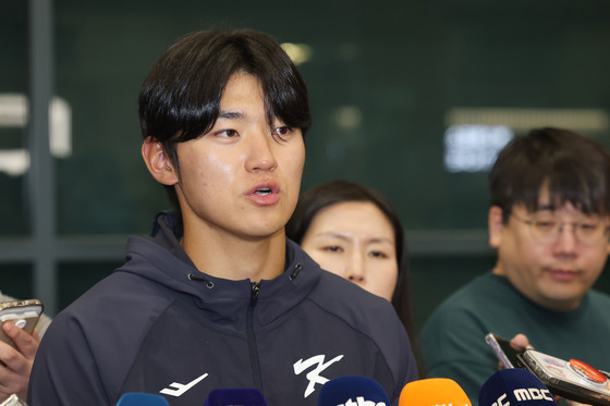 취재진과 인터뷰하는 김도영