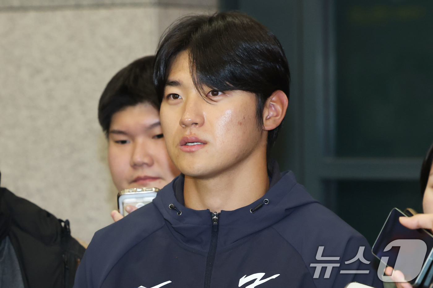 (인천공항=뉴스1) 이광호 기자 = 류지현 감독이 이끄는 야구대표팀의 김도영이 사이판 전지훈련을 마치고 20일 오후 인천국제공항을 통해 귀국해 취재진과 인터뷰를 하고 있다. 202 …