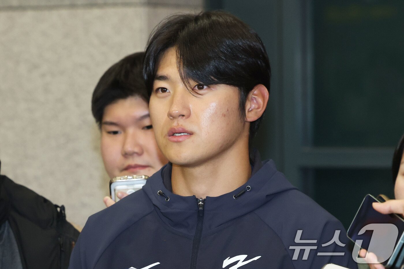 본문 이미지 - 류지현 감독이 이끄는 야구대표팀의 김도영이 사이판 전지훈련을 마치고 20일 오후 인천국제공항을 통해 귀국해 취재진과 인터뷰를 하고 있다. 2026.1.20/뉴스1 ⓒ News1 이광호 기자