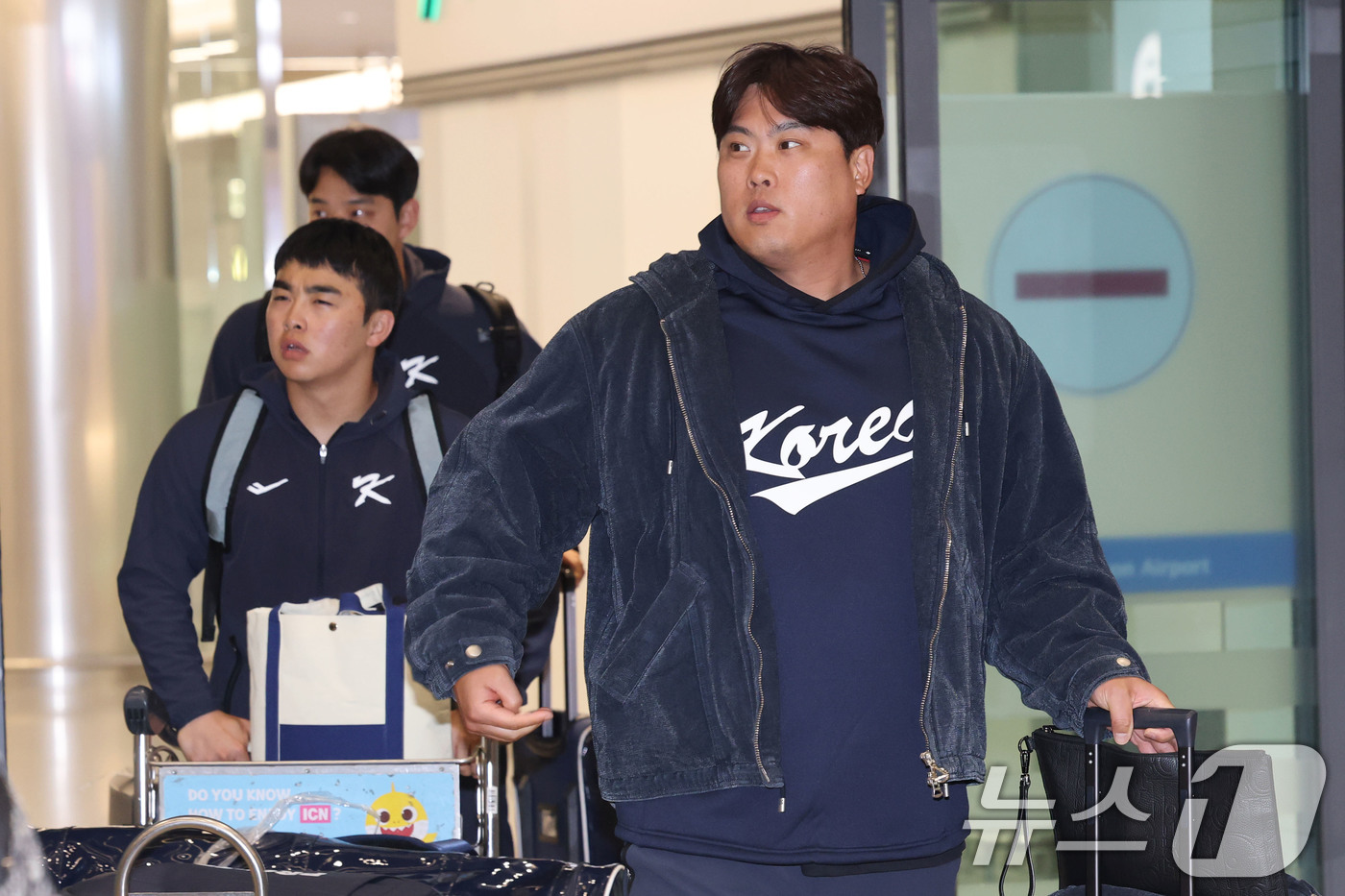 (인천공항=뉴스1) 이광호 기자 = 류지현 감독이 이끄는 야구대표팀의 류현진이 사이판 전지훈련을 마치고 20일 오후 인천국제공항을 통해 귀국하고 있다. 2026.1.20/뉴스1