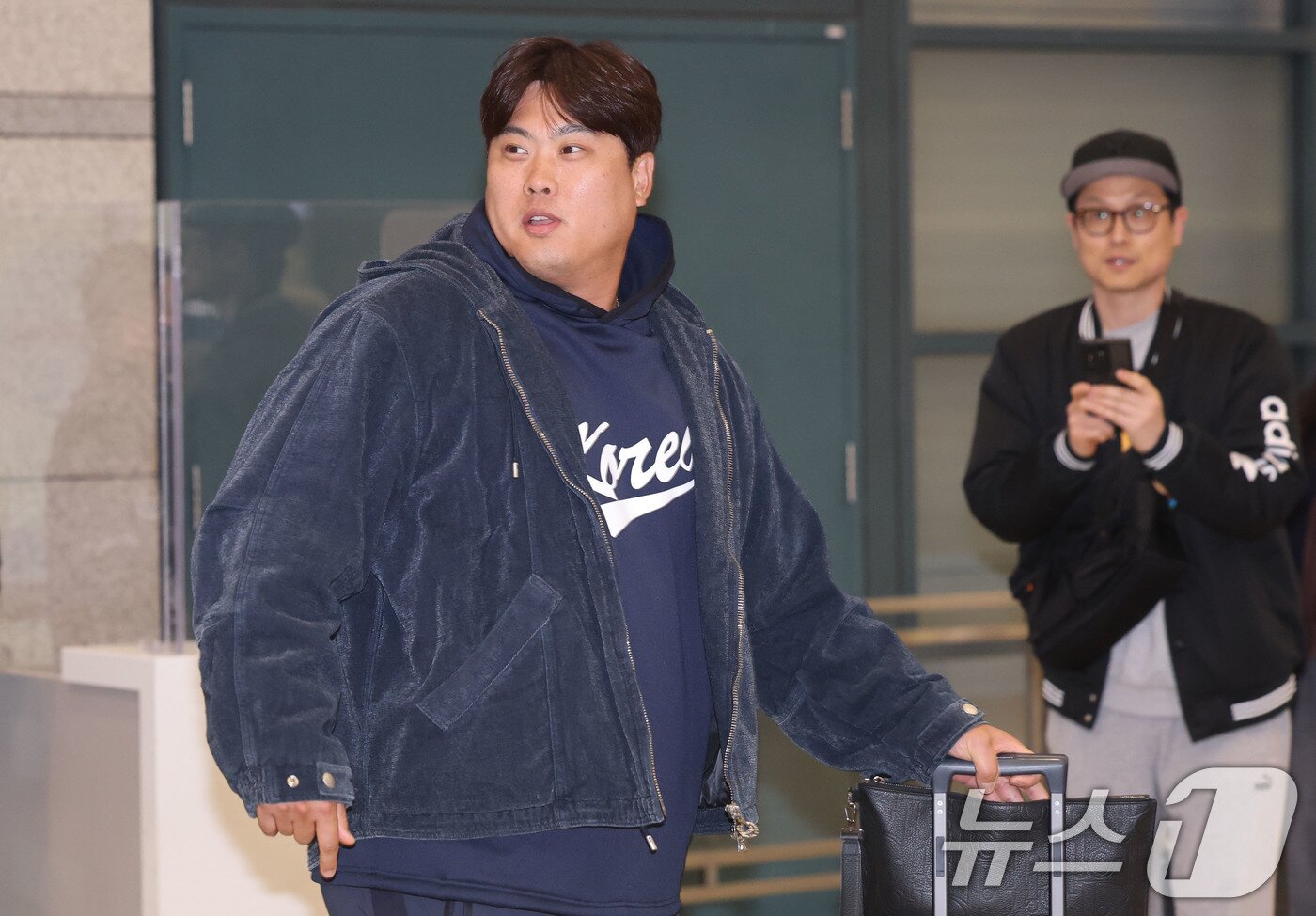 본문 이미지 - 류지현 감독이 이끄는 야구대표팀의 류현진이 사이판 전지훈련을 마치고 20일 오후 인천국제공항을 통해 귀국하고 있다. 2026.1.20/뉴스1 ⓒ News1 이광호 기자