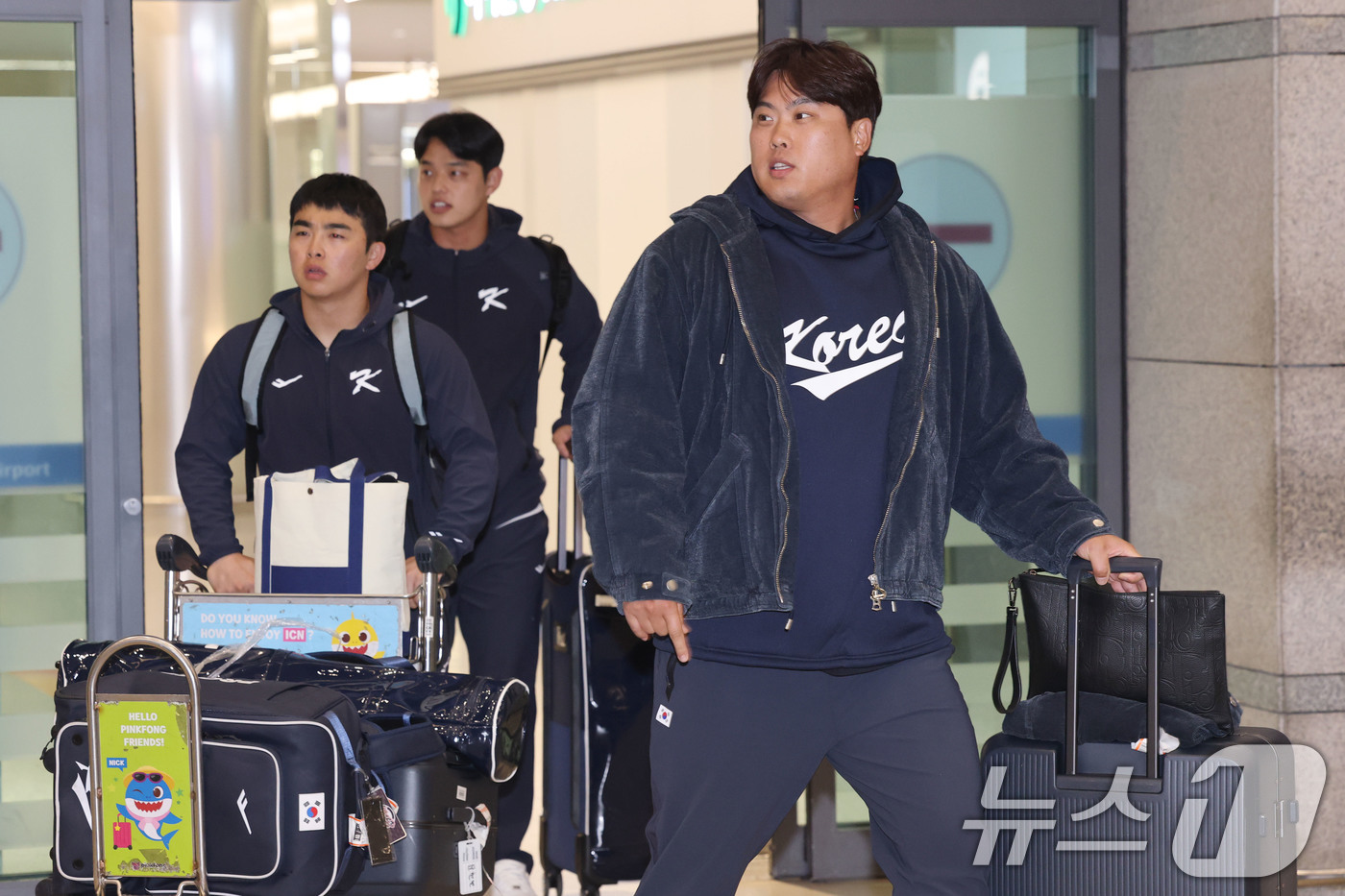 (인천공항=뉴스1) 이광호 기자 = 류지현 감독이 이끄는 야구대표팀의 류현진을 비롯한 선수들이 사이판 전지훈련을 마치고 20일 오후 인천국제공항을 통해 귀국하고 있다. 2026.1 …