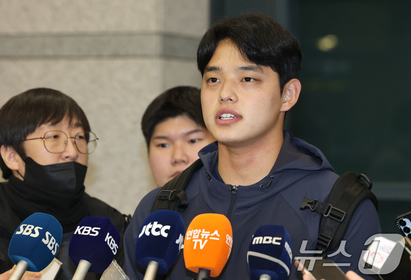 (인천공항=뉴스1) 이광호 기자 = 류지현 감독이 이끄는 야구대표팀의 문동주가 사이판 전지훈련을 마치고 20일 오후 인천국제공항을 통해 귀국해 취재진과 인터뷰를 하고 있다. 202 …