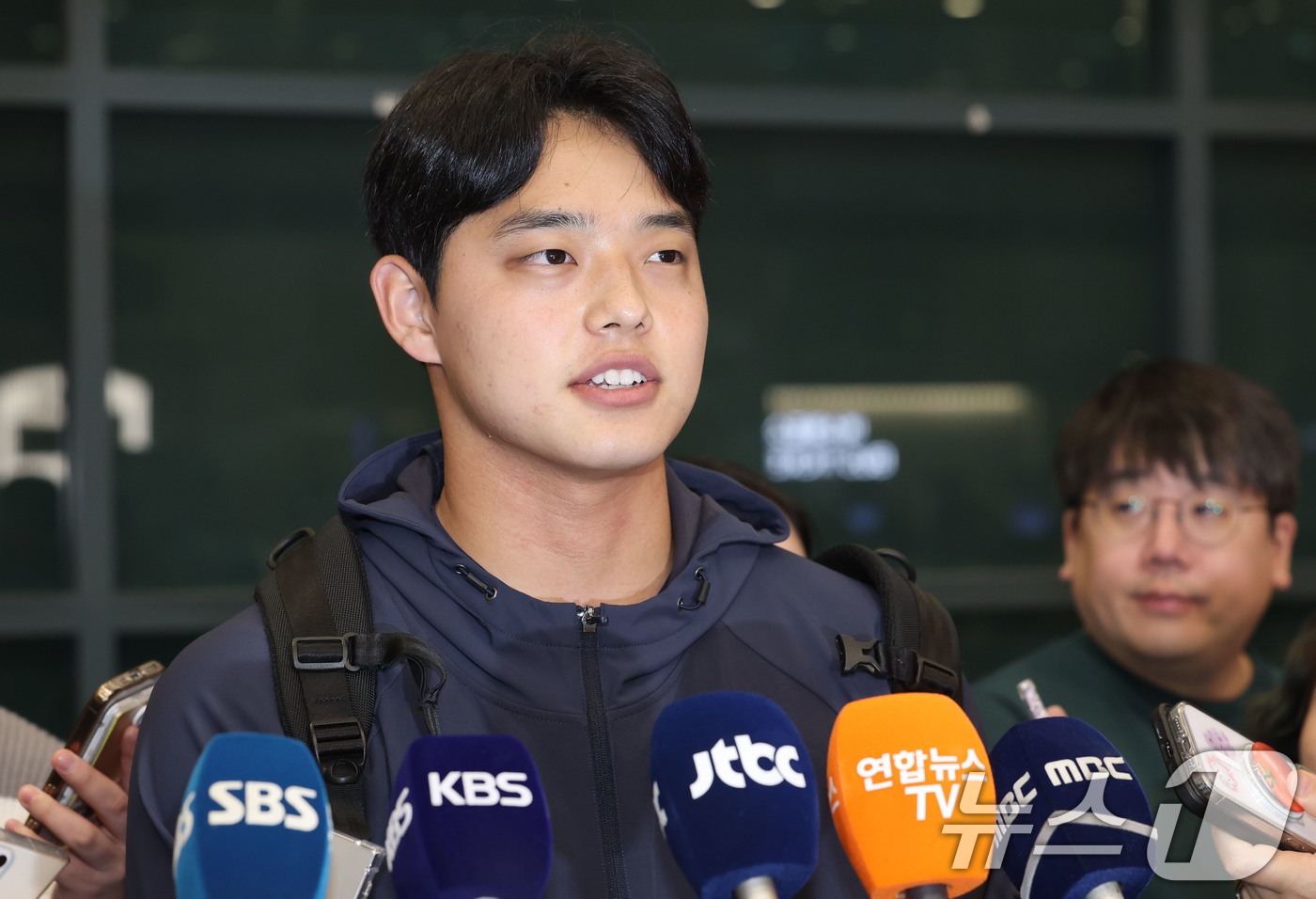 (인천공항=뉴스1) 이광호 기자 = 류지현 감독이 이끄는 야구대표팀의 문동주가 사이판 전지훈련을 마치고 20일 오후 인천국제공항을 통해 귀국해 취재진과 인터뷰를 하고 있다. 202 …