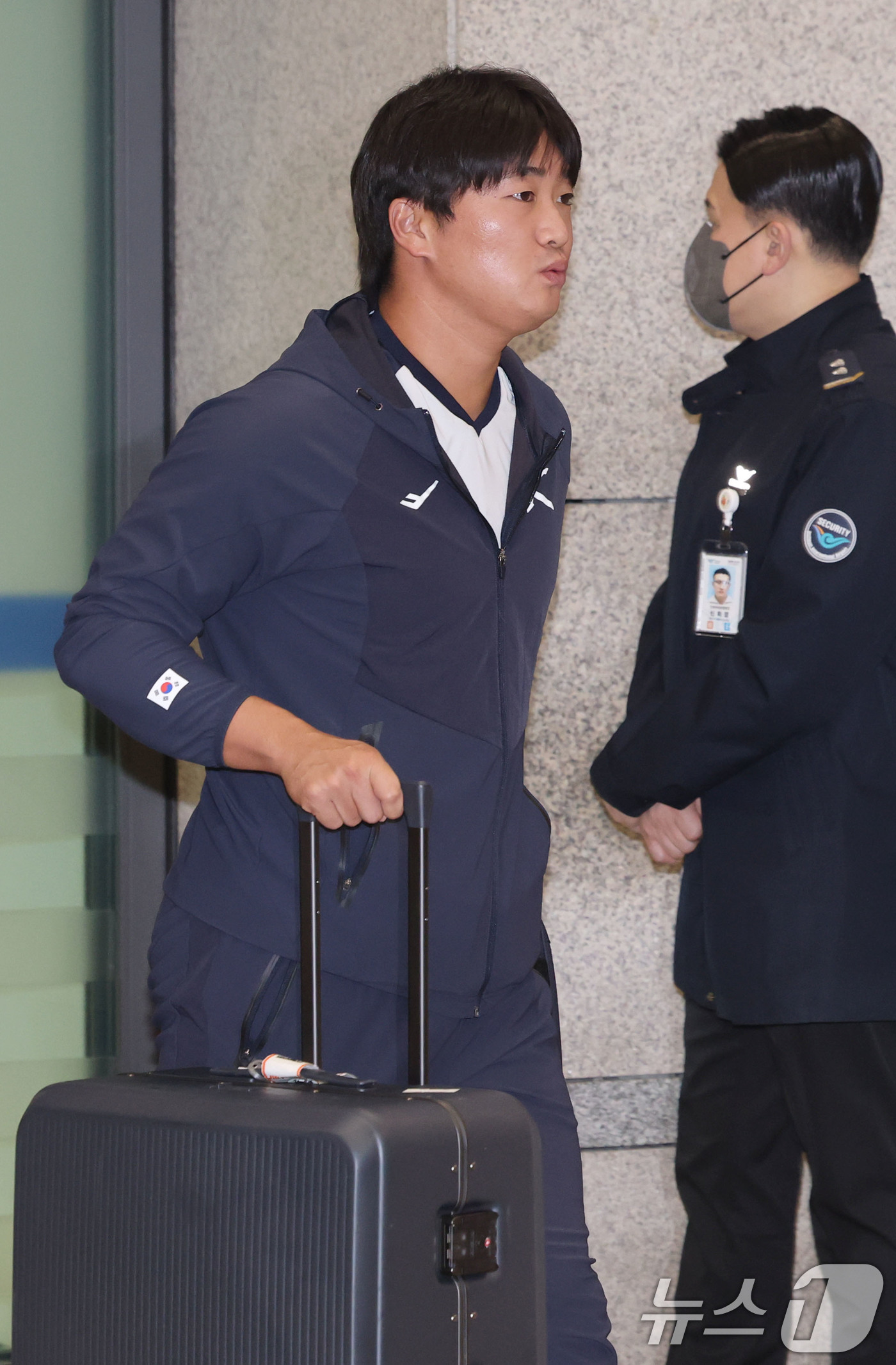 (인천공항=뉴스1) 이광호 기자 = 류지현 감독이 이끄는 야구대표팀의 고우석이 사이판 전지훈련을 마치고 20일 오후 인천국제공항을 통해 귀국하고 있다. 2026.1.20/뉴스1
