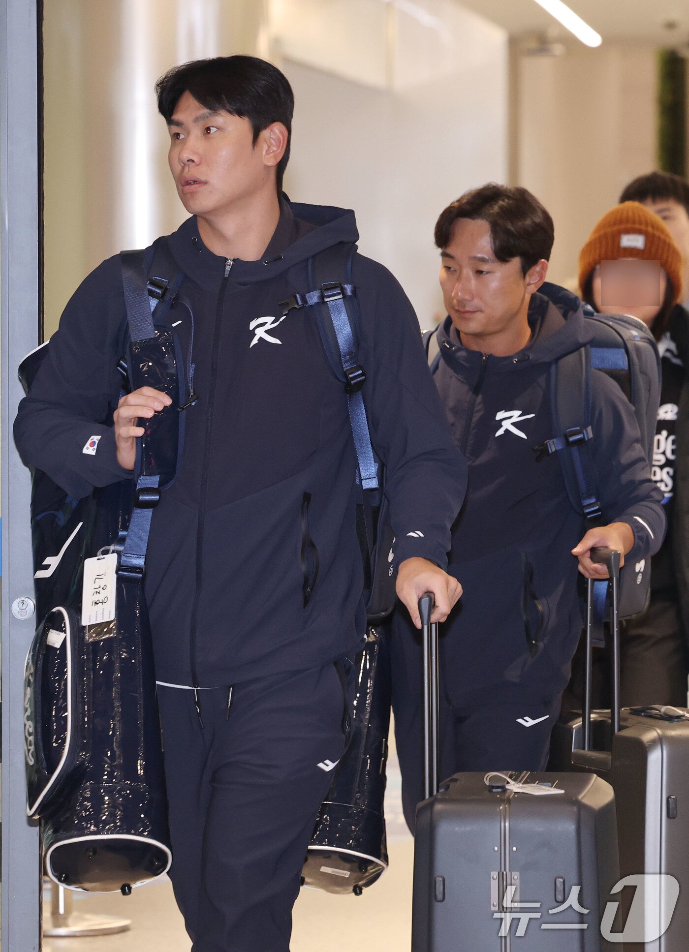 본문 이미지 - 류지현 감독이 이끄는 야구대표팀의 홍창기와 신민재가 사이판 전지훈련을 마치고 20일 오후 인천국제공항을 통해 귀국하고 있다. 2026.1.20/뉴스1 ⓒ News1 이광호 기자