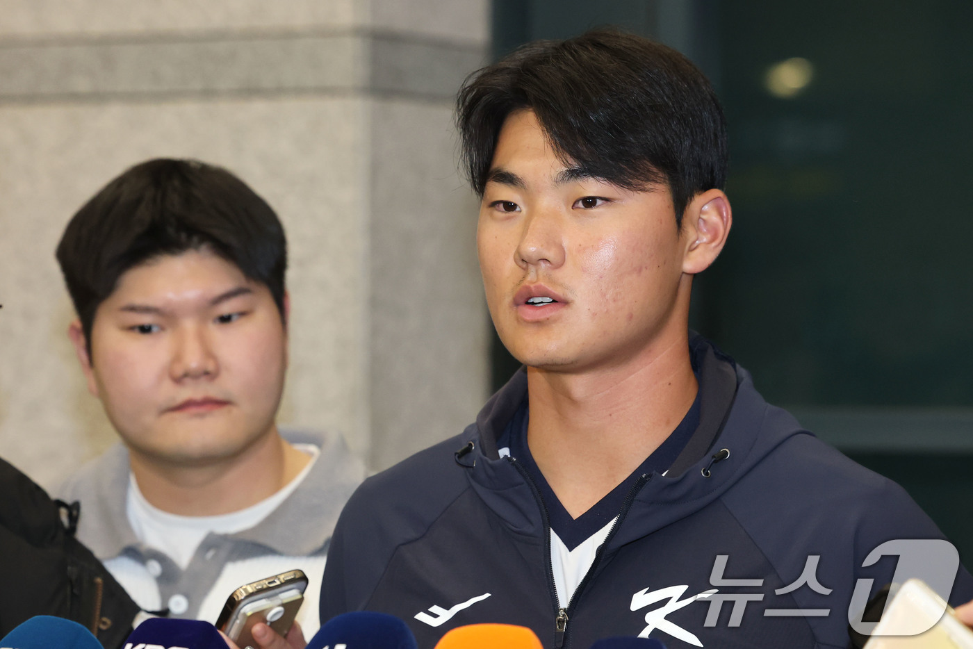 (인천공항=뉴스1) 이광호 기자 = 류지현 감독이 이끄는 야구대표팀의 김주원이 사이판 전지훈련을 마치고 20일 오후 인천국제공항을 통해 귀국해 취재진과 인터뷰를 하고 있다. 202 …