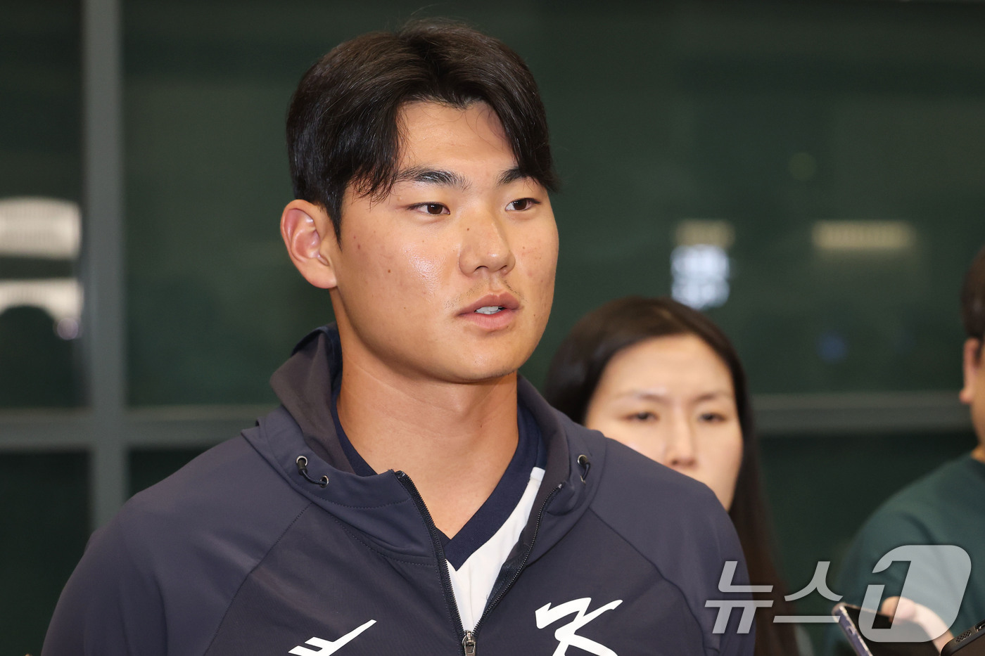 (인천공항=뉴스1) 이광호 기자 = 류지현 감독이 이끄는 야구대표팀의 김주원이 사이판 전지훈련을 마치고 20일 오후 인천국제공항을 통해 귀국해 취재진과 인터뷰를 하고 있다. 202 …