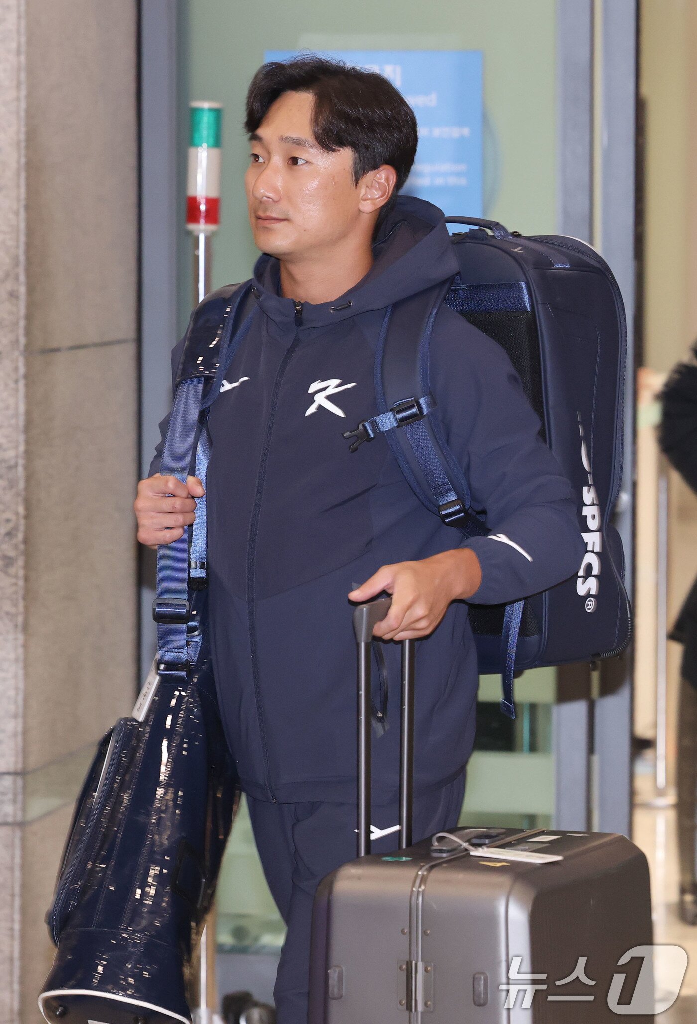 본문 이미지 - 류지현 감독이 이끄는 야구대표팀의 신민재가 사이판 전지훈련을 마치고 20일 오후 인천국제공항을 통해 귀국하고 있다. 2026.1.20/뉴스1 ⓒ News1 이광호 기자