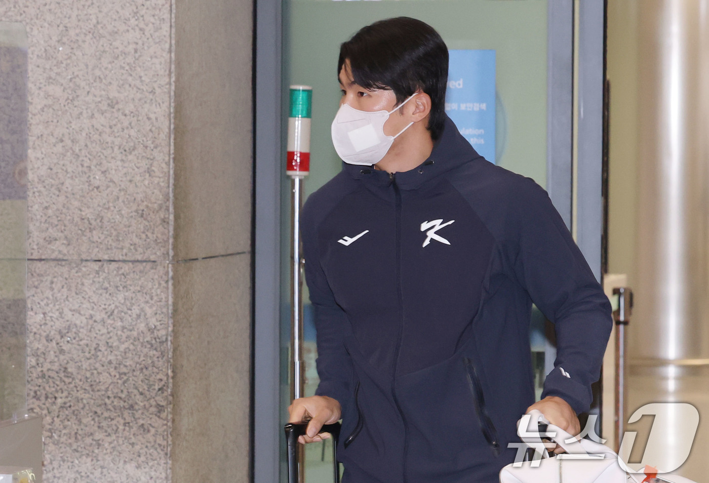 (인천공항=뉴스1) 이광호 기자 = 류지현 감독이 이끄는 야구대표팀의 김혜성이 사이판 전지훈련을 마치고 20일 오후 인천국제공항을 통해 귀국하고 있다. 2026.1.20/뉴스1
