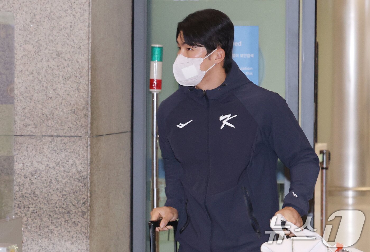 본문 이미지 - 류지현 감독이 이끄는 야구대표팀의 김혜성이 사이판 전지훈련을 마치고 20일 오후 인천국제공항을 통해 귀국하고 있다. 2026.1.20/뉴스1 ⓒ News1 이광호 기자