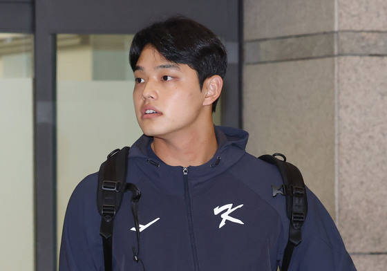 훈련 마치고 귀국하는 문동주