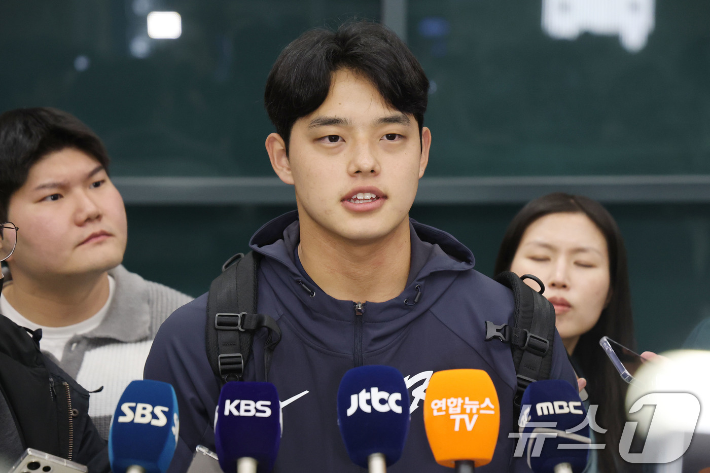 (인천공항=뉴스1) 이광호 기자 = 류지현 감독이 이끄는 야구대표팀의 문동주가 사이판 전지훈련을 마치고 20일 오후 인천국제공항을 통해 귀국해 취재진과 인터뷰를 하고 있다. 202 …
