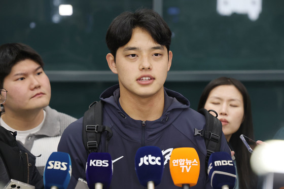 취재진과 인터뷰하는 문동주