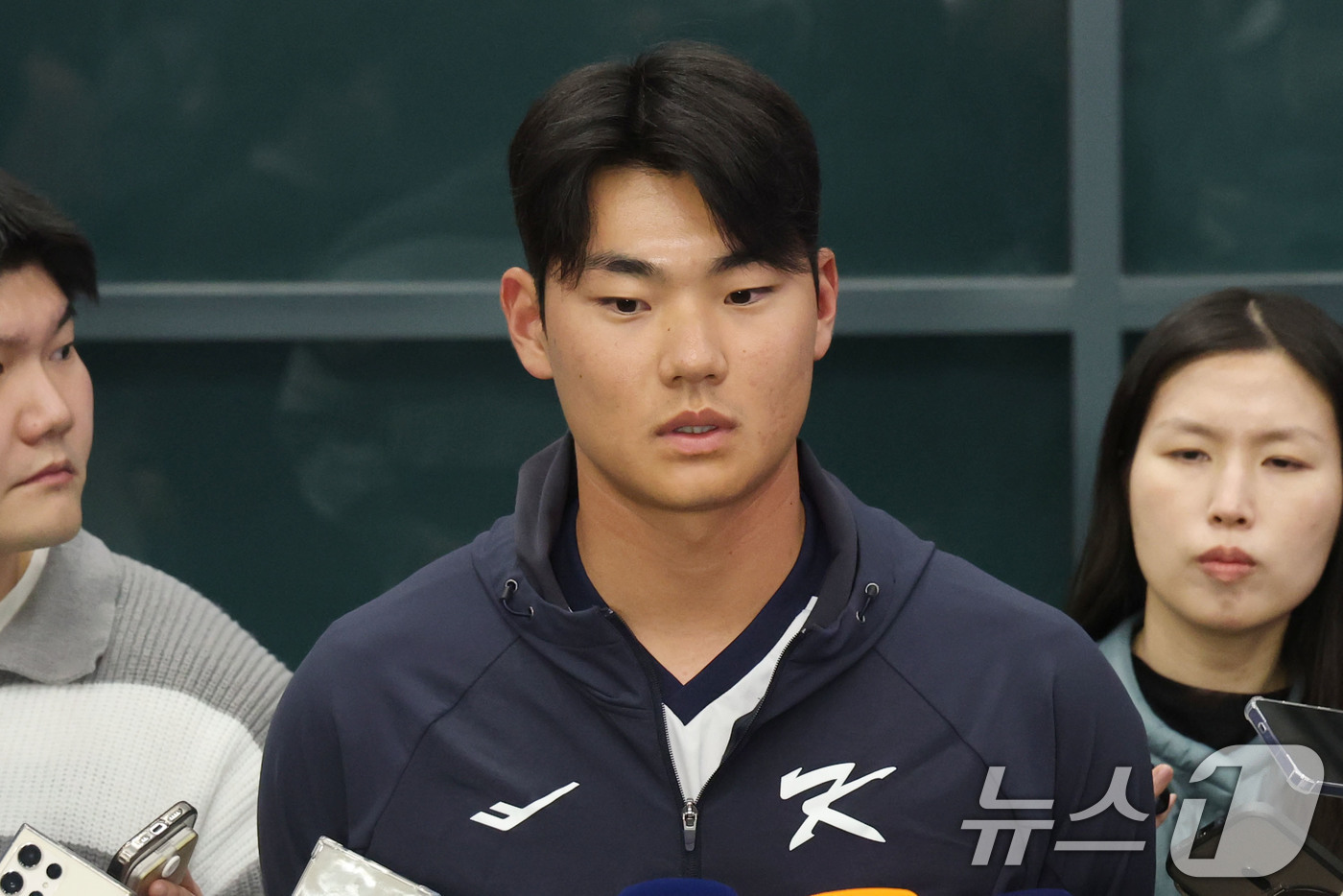 (인천공항=뉴스1) 이광호 기자 = 류지현 감독이 이끄는 야구대표팀의 김주원이 사이판 전지훈련을 마치고 20일 오후 인천국제공항을 통해 귀국해 취재진과 인터뷰를 하고 있다. 202 …