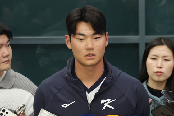 취재진과 인터뷰하는 김주원