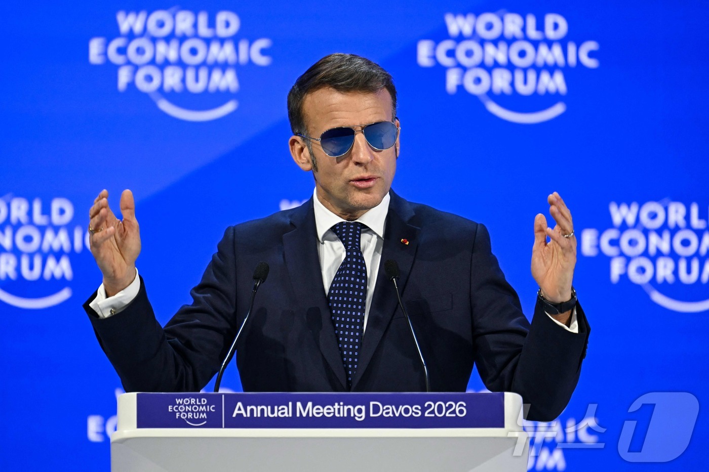 (다보스 AFP=뉴스1) 김경민 기자 = 에마뉘엘 마크롱 프랑스 대통령이 20일(현지시간) 스위스 다보스에서 열린 세계경제포럼(WEF)에서 연설하고 있다. 2026.1.20ⓒ AF …