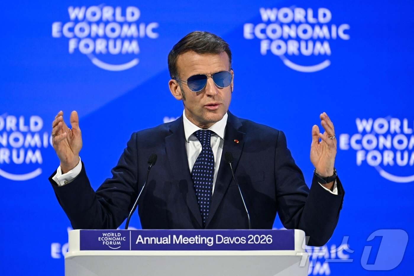 본문 이미지 - 에마뉘엘 마크롱 프랑스 대통령이 20일(현지시간) 스위스 다보스에서 열린 세계경제포럼(WEF)에서 연설하고 있다. 2026.1.20 ⓒ AFP=뉴스1 ⓒ News1 김경민 기자