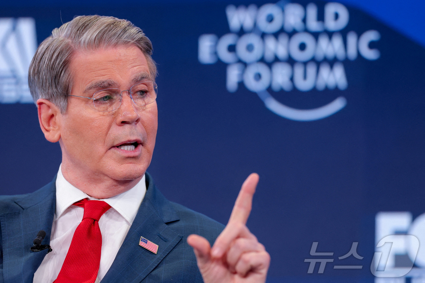(다보스 로이터=뉴스1) 김경민 기자 = 스콧 베선트 미국 재무장관이 20일(현지시간) 스위스 다보스에서 열린 세계경제포럼(WEF)에 참석해 발언하고 있다. 2026.1.20ⓒ 로 …