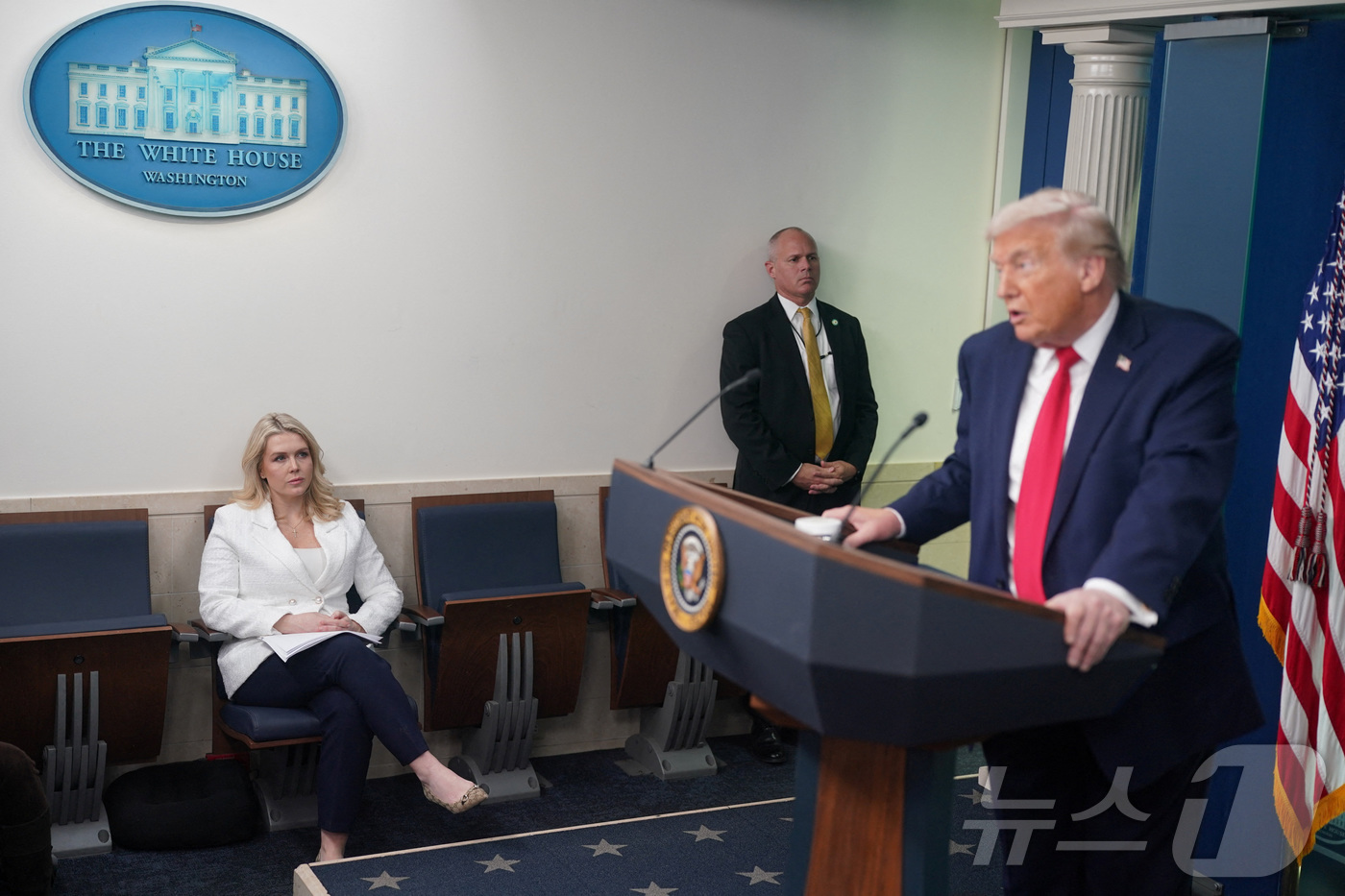 (로이터=뉴스1) 류정민 특파원 = 도널드 트럼프 미국 대통령이 20일(현지시간) 두 번째 임기 1주년을 맞아 워싱턴DC 백악관에서 직접 브리핑을 주재하고 있다. 2026.01.2 …