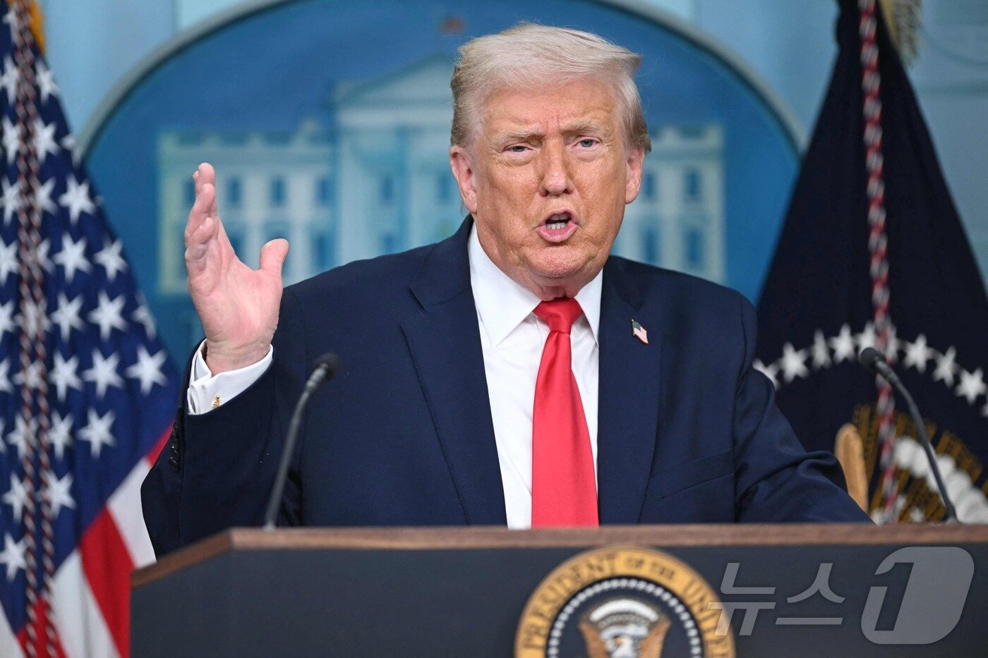 본문 이미지 - 도널드 트럼프 미국 대통령이 20일(현지시간) 두 번째 대통령 임기 1주년을 맞아 워싱턴DC 백악관에서 열린 브리핑에서 자신의 성과에 대해 설명하고 있다. 2026.01.20. ⓒ AFP=뉴스1 ⓒ News1 류정민 특파원