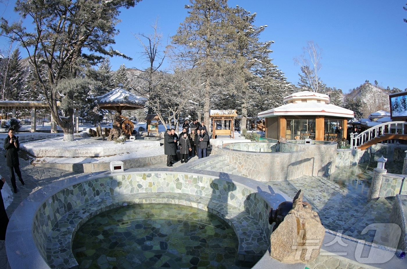 (평양 노동신문=뉴스1) = 북한 노동당 기관지 노동신문은 21일 "온포근로자휴양소 준공식이 1월 20일 성대히 진행되였다"며 "김정은동지께서 준공식에 참석하시였다"고 보도했다. …