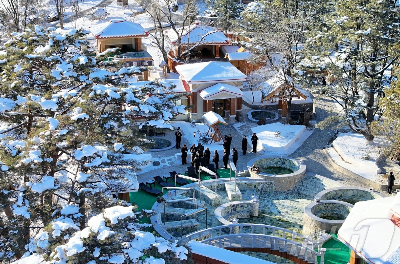 (평양 노동신문=뉴스1) = 북한 노동당 기관지 노동신문은 21일 "온포근로자휴양소 준공식이 1월 20일 성대히 진행되였다"며 "김정은동지께서 준공식에 참석하시였다"고 보도했다. …