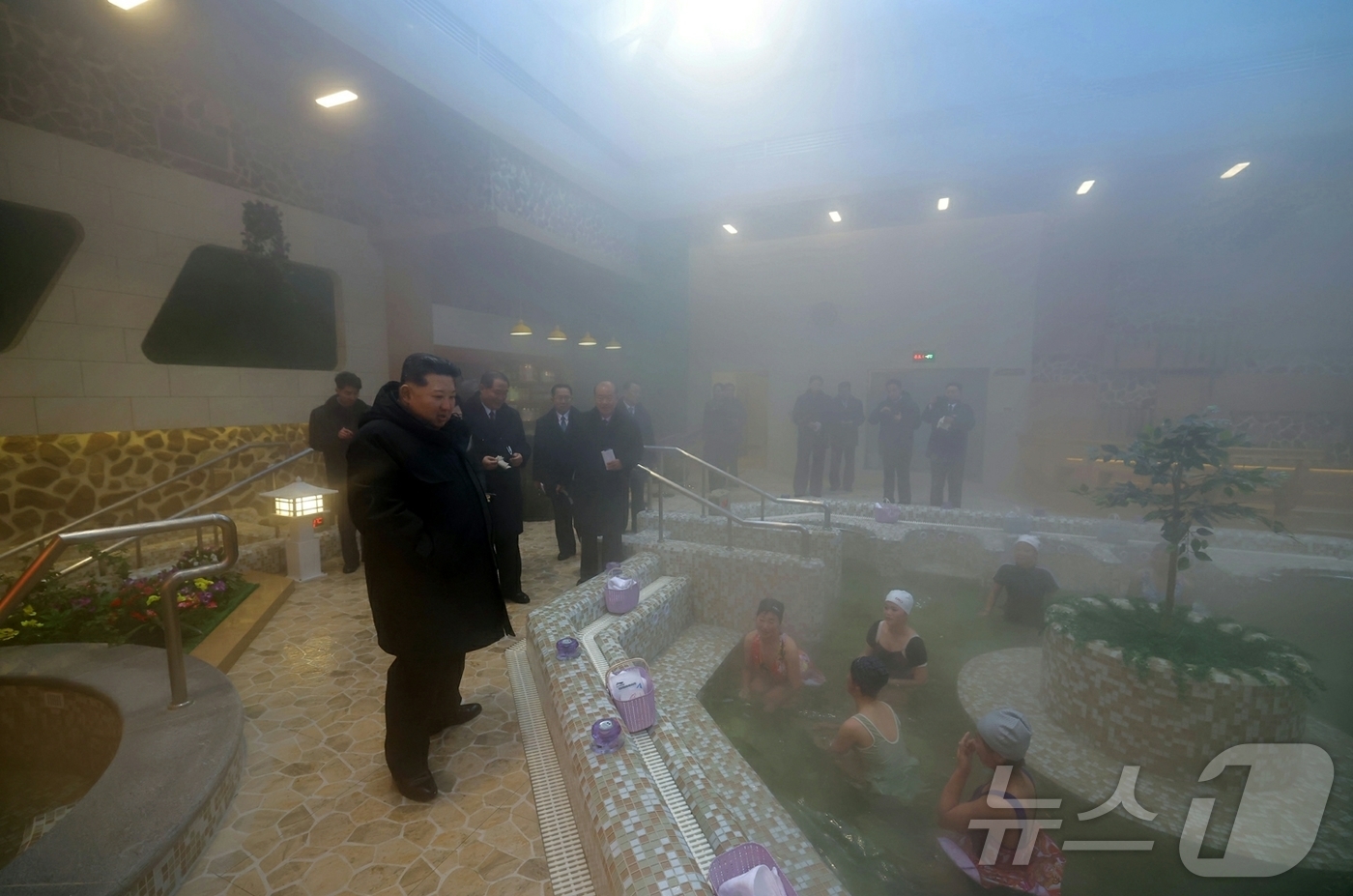 (평양 노동신문=뉴스1) = 북한 노동당 기관지 노동신문은 21일 "온포근로자휴양소 준공식이 1월 20일 성대히 진행되였다"며 "김정은동지께서 준공식에 참석하시였다"고 보도했다. …