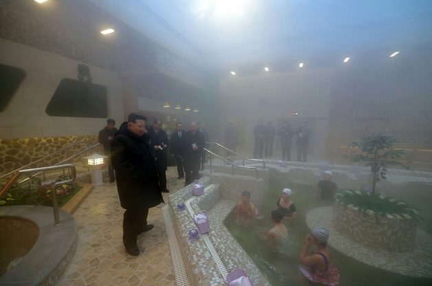 구두 신고, 코트 입고 실내 온천 구경한 김정은…경직된 주민들[포토 北]