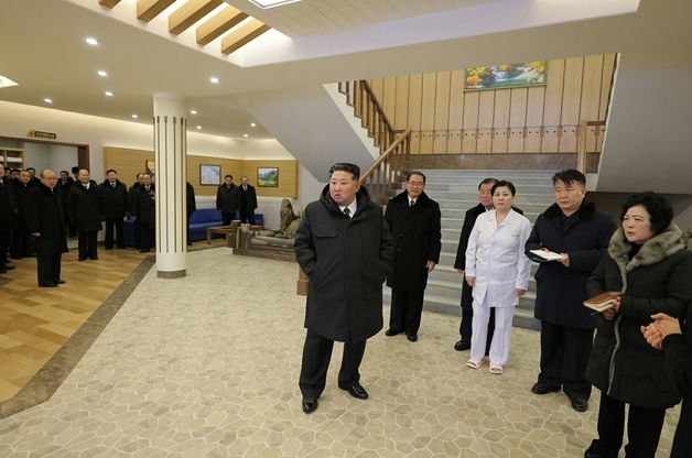 김정은, 온포근로자휴양소 준공식 참석…"참 보람 있는 일" [데일리 북한]