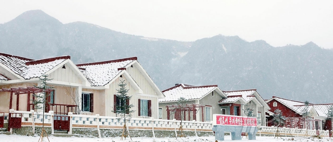 (평양 노동신문=뉴스1) = 북한 노동당 기관지 노동신문은 21일 성간군과 룡림군, 자성군의 농장들에 새 문화주택들이 건설됐다고 보도했다. [국내에서만 사용가능. 재배포 금지. D …