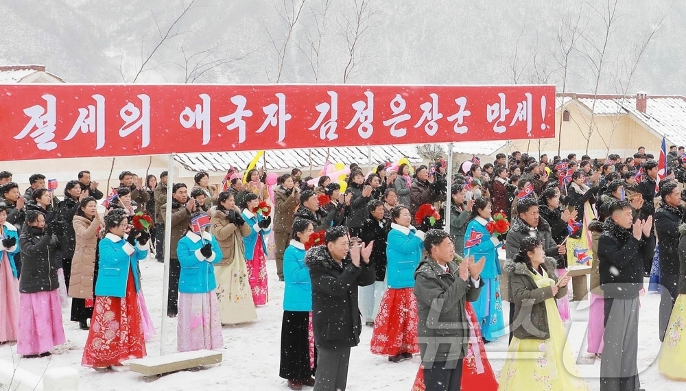 (평양 노동신문=뉴스1) = 북한 노동당 기관지 노동신문은 21일 성간군과 룡림군, 자성군의 농장들에 새 문화주택들이 건설됐다고 보도했다. [국내에서만 사용가능. 재배포 금지. D …