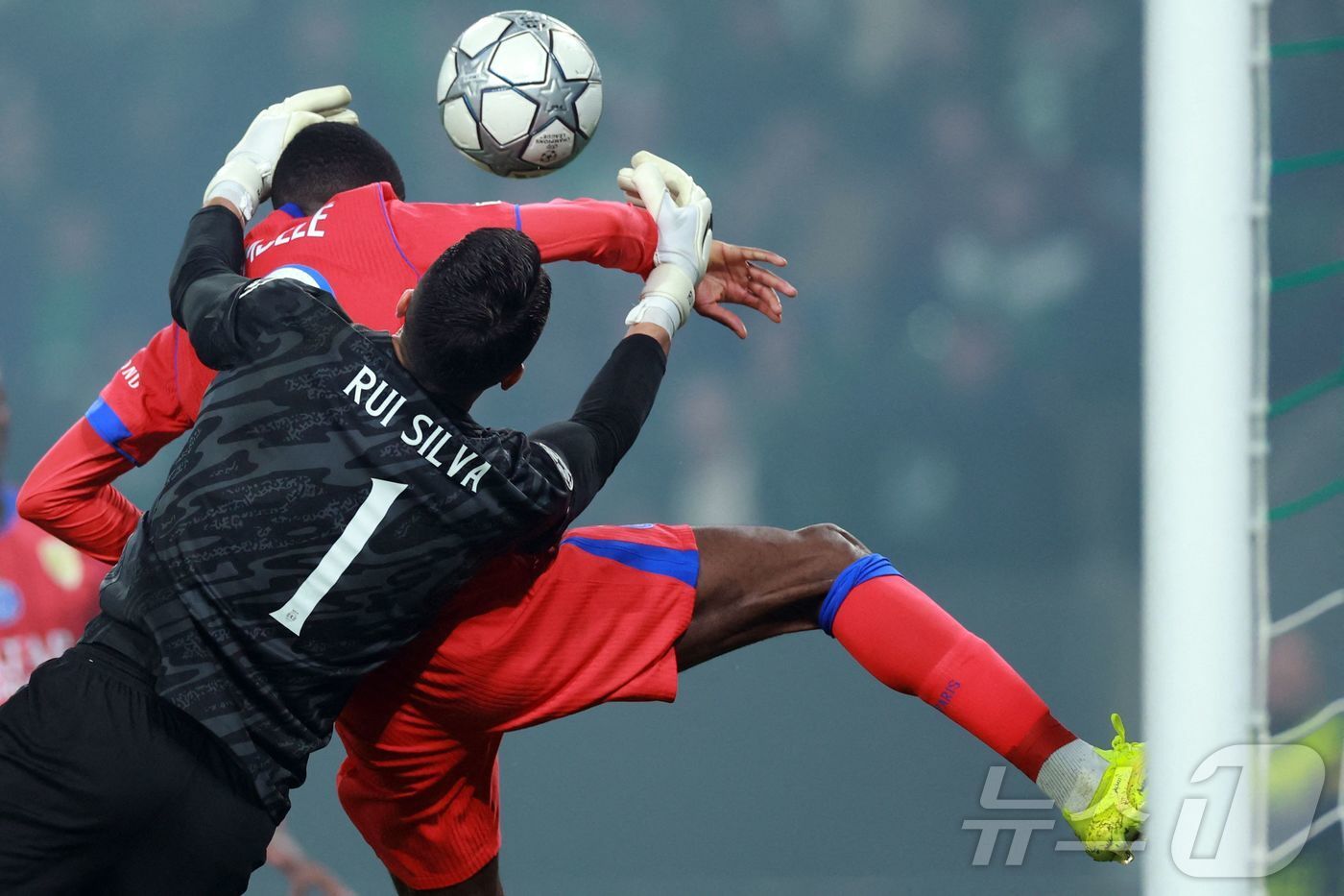 본문 이미지 - PSG(빨간색 유니폼)는 21일(한국시간) 열린 2025-26 UEFA 챔피언스리그 리그 페이즈 7차전에서 스포르팅 CP에 1-2로 졌다. ⓒ AFP=뉴스1