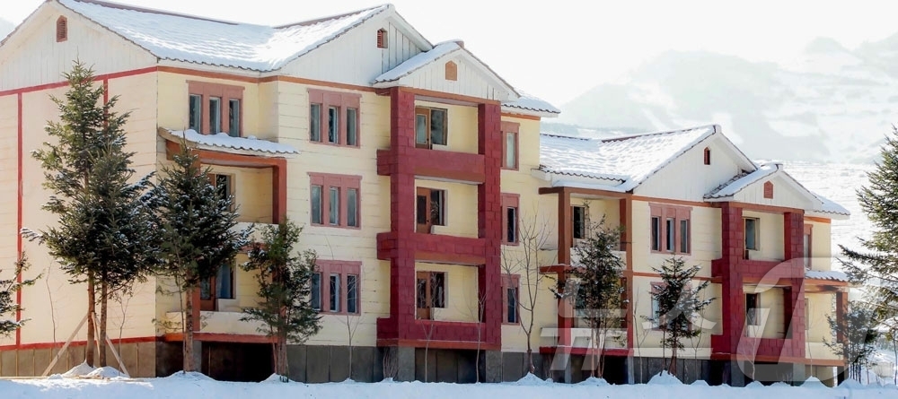 (평양 노동신문=뉴스1) = 북한 노동당 기관지 노동신문은 21일 성간군과 룡림군, 자성군의 농장들에 새 문화주택들이 건설됐다고 보도했다. [국내에서만 사용가능. 재배포 금지. D …