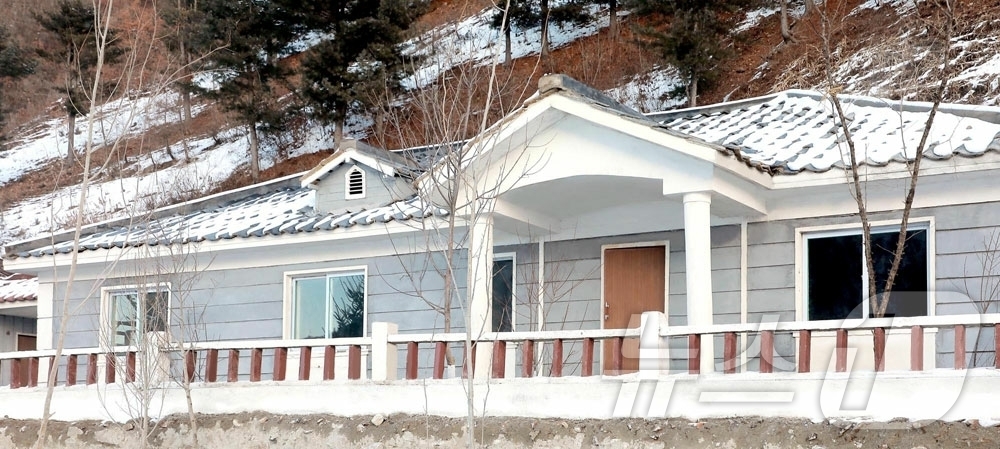 (평양 노동신문=뉴스1) = 북한 노동당 기관지 노동신문은 21일 성간군과 룡림군, 자성군의 농장들에 새 문화주택들이 건설됐다고 보도했다. [국내에서만 사용가능. 재배포 금지. D …