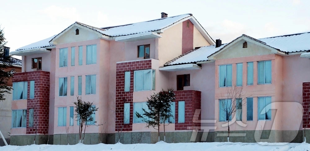 (평양 노동신문=뉴스1) = 북한 노동당 기관지 노동신문은 21일 성간군과 룡림군, 자성군의 농장들에 새 문화주택들이 건설됐다고 보도했다. [국내에서만 사용가능. 재배포 금지. D …