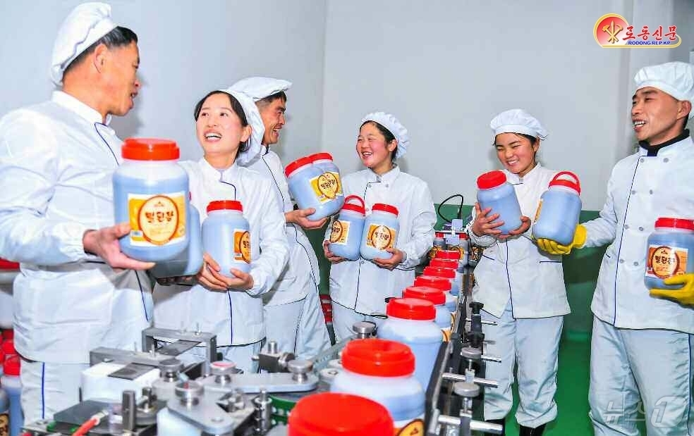 (평양 노동신문=뉴스1) = 북한 노동당 기관지 노동신문은 21일 “공장의 일군(일꾼)들과 기술자, 노동자들은 당에서 품들여 마련해준 각종 목재가공설비들과 수지제품생산설비들에 정통 …