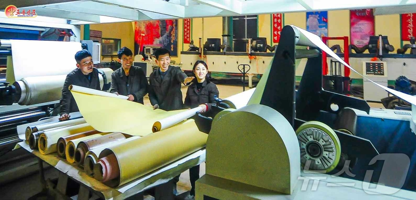 (평양 노동신문=뉴스1) = 북한 노동당 기관지 노동신문은 21일 “질 제고는 우리 모두의 몫“이라며 평양수지건재공장을 조명했다. [국내에서만 사용가능. 재배포 금지. DB 금지. …