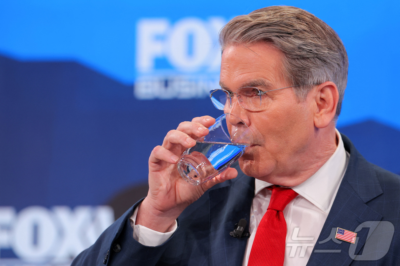 (다보스 로이터=뉴스1) 강민경 기자 = 스콧 베선트 미국 재무부 장관이 20일(현지시간) 스위스 다보스에서 열린 제56회 세계경제포럼(WEF)에 참석해 물을 마시고 있다. 202 …