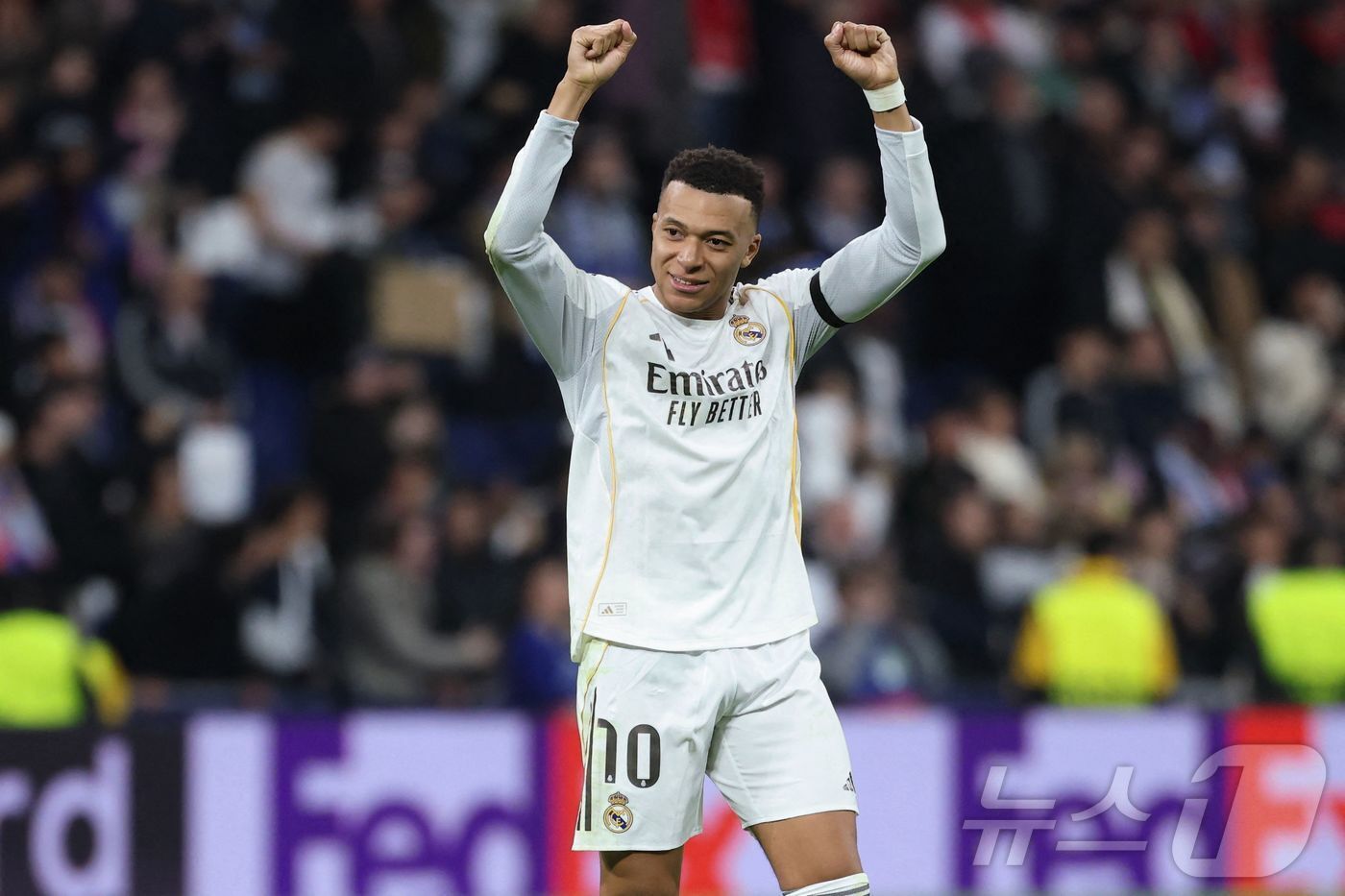 본문 이미지 - 레알 마드리드 공격수 킬리안 음바페는 21일(한국시간) 스페인 마드리드에서 열린 AS모나코와 2025-26 UEFA 챔피언스리그 리그 페이즈 7차전에서 두 골을 터뜨려 팀의 6-1 대승을 이끌었다. ⓒ AFP=뉴스1