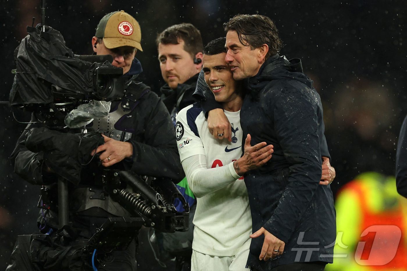 본문 이미지 - 토트넘 홋스퍼가 21일(한국시간) 영국 런던에서 열린 2025-26 UEFA 챔피언스리그 리그 페이즈 7차전에서 보루시아 도르트문트에 2-0으로 이겼다. ⓒ AFP=뉴스1