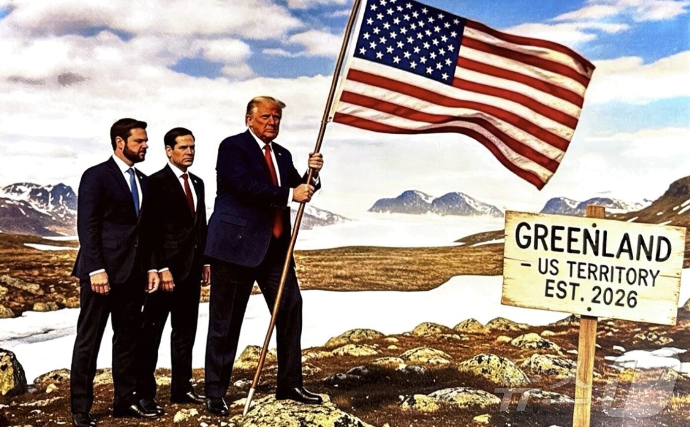 본문 이미지 - 도널드 트럼프 미국 대통령이 20일(현지 시간) 트루스소셜에 '그린란드-2026년부터 미국 영토' 라는 문구가 적힌 팻발 앞에 성조기를 들고 있는 합성 사진을 게재했다. 왼쪽부터 JD 밴스 미국 부통령, 마코 루비오 미국 국무장관, 도널드 트럼프 대통령. (트럼프 대통령 트루스소셜 캡처. 재판매 및 DB금지) 2026.1.21/뉴스1