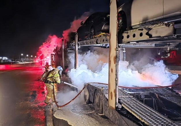 경부고속도 김천 인근서 차량 탁송 화물차 불…타이어 과열 추정